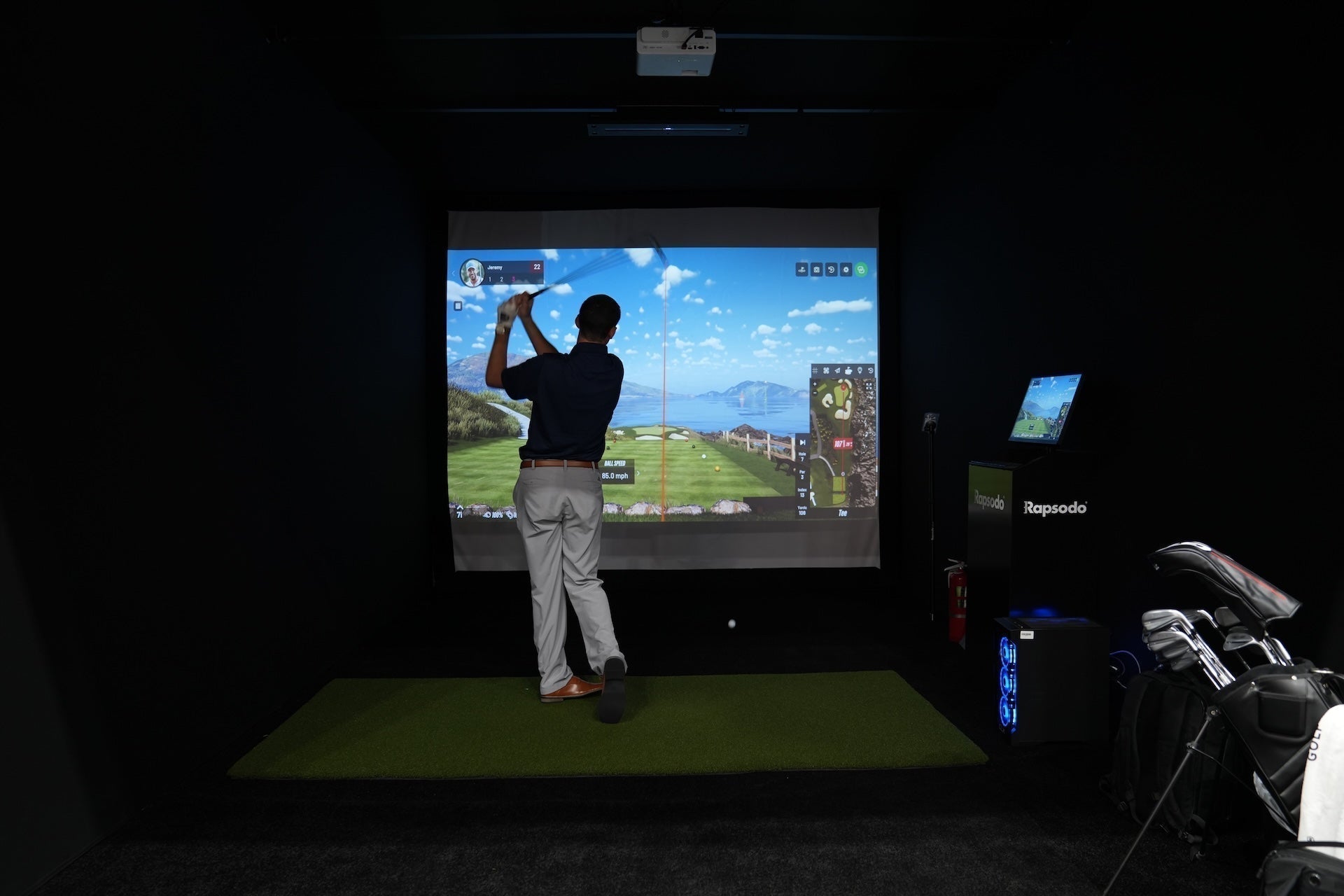 PlayBetter expert Daniel in a Rapsodo golf simulator at the 2026 PGA Show